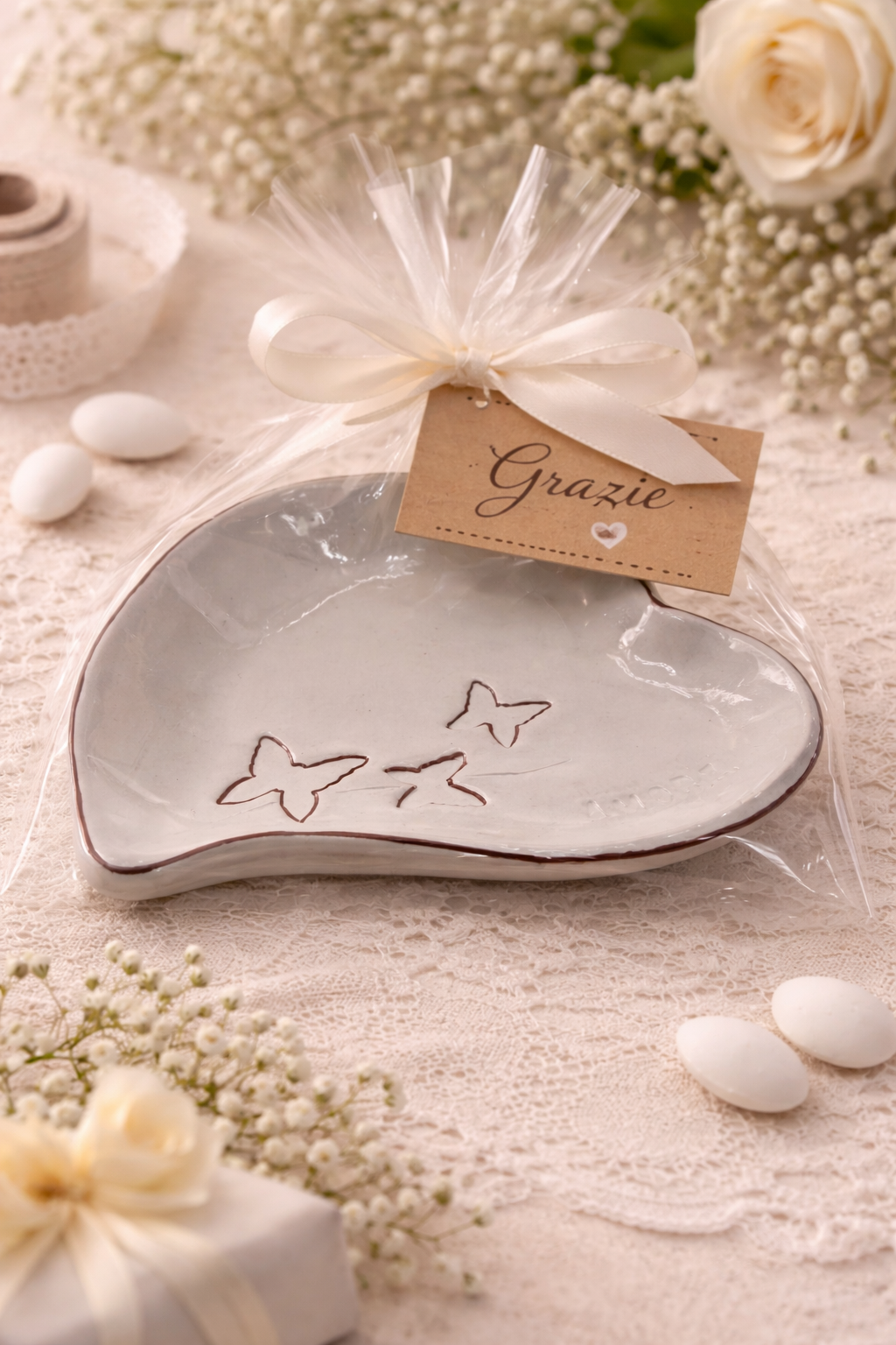 Bomboniera Matrimonio Vassoio a Cuore con Farfalle e Scritta “Amore” A103