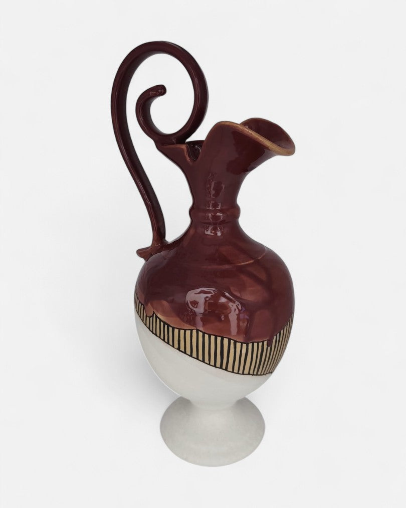 Brocca Decorativa in Ceramica Bordeaux e Bianco con Decoro a Righe – A47