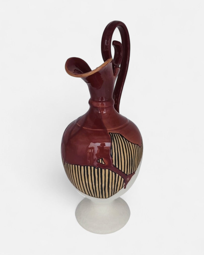 Brocca Decorativa in Ceramica Bordeaux e Bianco con Decoro a Righe – A47