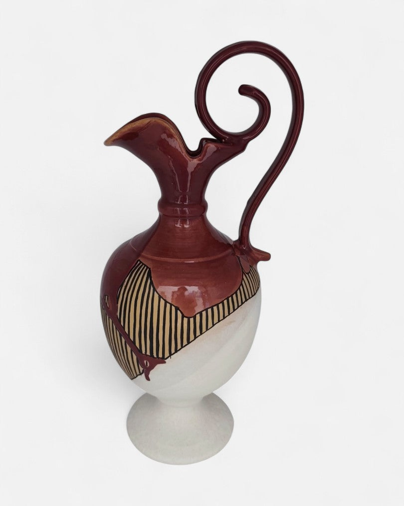 Brocca Decorativa in Ceramica Bordeaux e Bianco con Decoro a Righe – A47